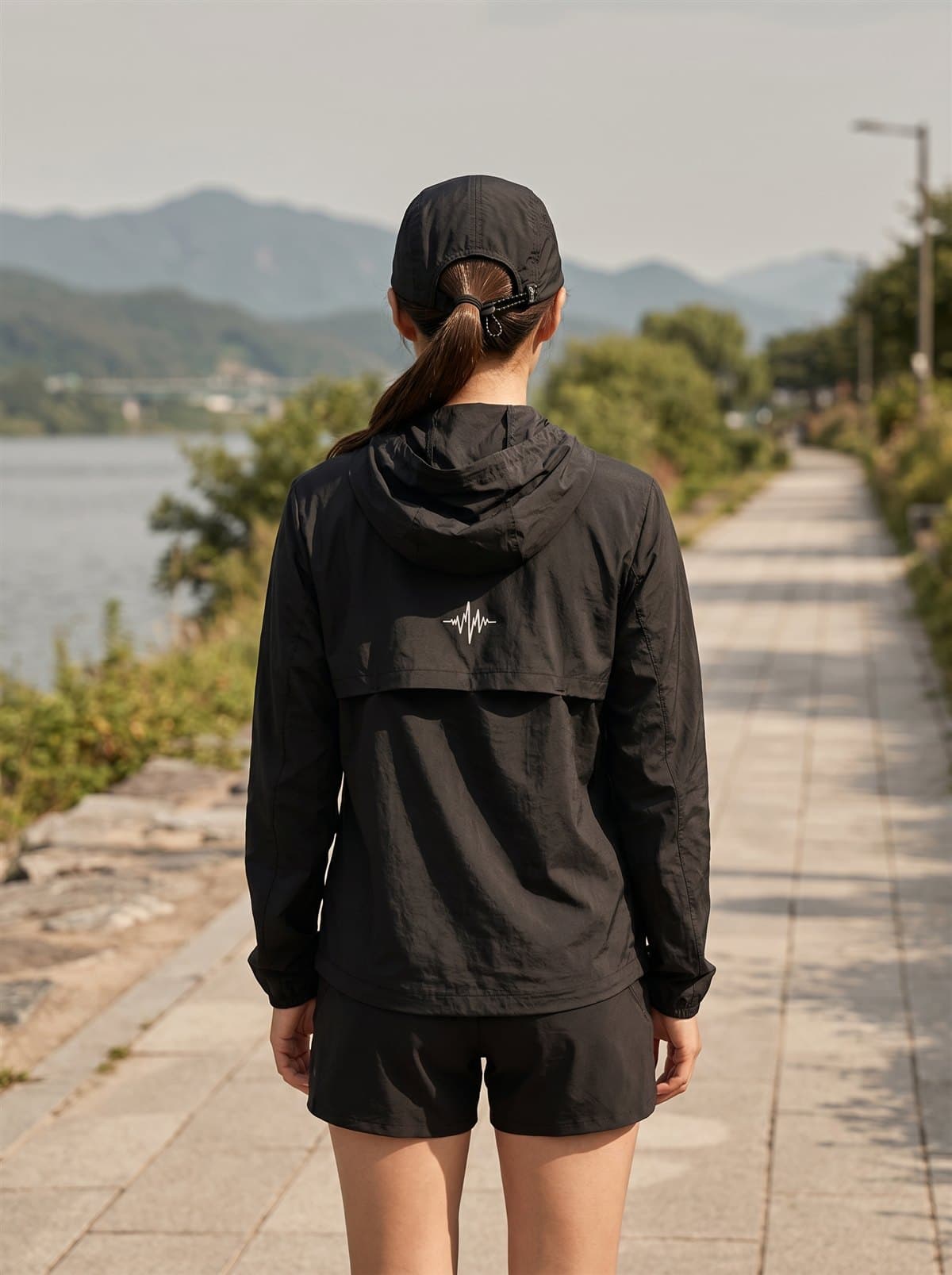 Noise Spark Windbreaker WOMAN FITTING back